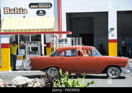 VINALES VALLEY, CUBA - Gennaio 19, 2013 Classic American parcheggio sulla strada di Vinales Valley,Cuba.Cuba è noto per la bellezza Foto Stock