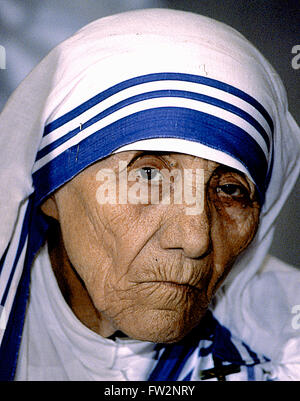 Washington, DC, Stati Uniti d'America, 10 luglio, 1986 Madre Teresa gli indirizzi del Consiglio Nazionale per la salute internazionale riunione di Washington DC. La beata Teresa di Calcutta, comunemente noto come Madre Teresa è stata una cattolica romana sorella religiosa e di missionario che ha vissuto la maggior parte della sua vita in India. Lei è nato oggi in Macedonia, con la sua famiglia essendo di discesa albanesi originari del Kosovo. Madre Teresa fondò la Congregazione delle Missionarie della Carità, una cattolica romana congregazione religiosa, che nel 2012 era costituito da oltre 4.500 suore ed è attiva in 133 paesi. Credito: Mark Reinstein Foto Stock