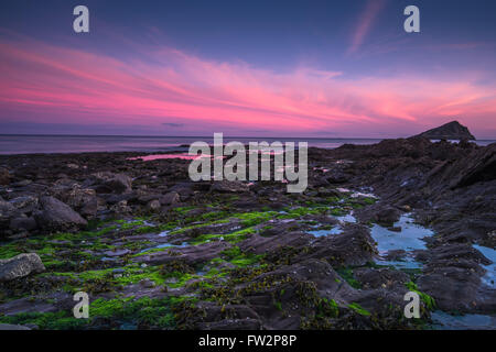 Spiaggia rocciosa al crepuscolo di Wembury, Devon Regno Unito Foto Stock