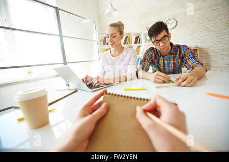 Gli studenti universitari in classe Foto Stock