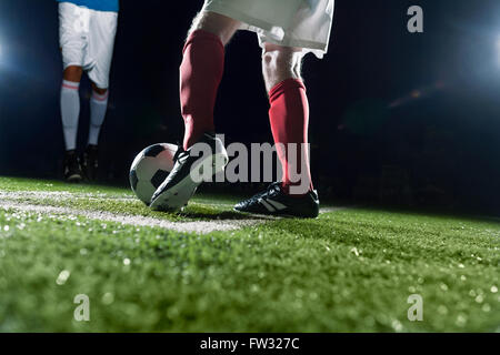 Due giocatori di calcio di calcio di un pallone da calcio Foto Stock