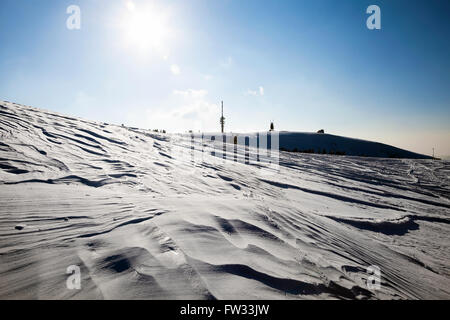 Cumuli di neve, le strutture nella neve, una torre di trasmissione e stazione meteo sul Monte Feldberg, Foresta Nera, Baden-Württemberg Foto Stock