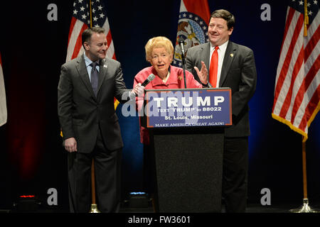 Saint Louis, MO, Stati Uniti d'America - 11 Marzo 2016: Phyllis Schlafly; autore conservatore e attivista politico approva Donald Trump a Foto Stock