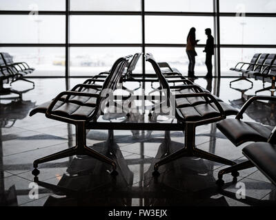 Posti vuoti presso la sala partenze dell'aeroporto, la profondità di campo Foto Stock