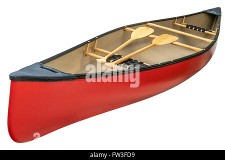 Red canoa con una coppia di pale in legno, isolato su bianco Foto Stock