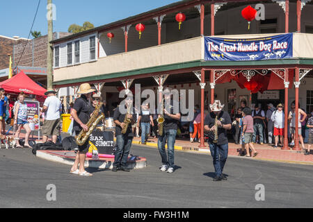 Jazz Quintet giocando in strada a Nundle's Chinese Gold Festival - Australia Foto Stock