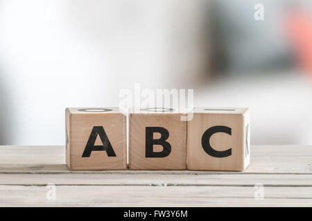 A cubetti con alfabeto lettere su un tavolo Foto Stock