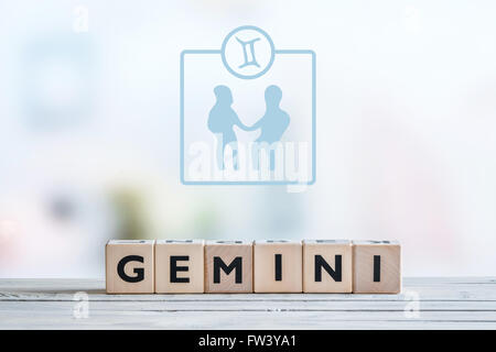 Gemini star sign su un tavolo di legno Foto Stock
