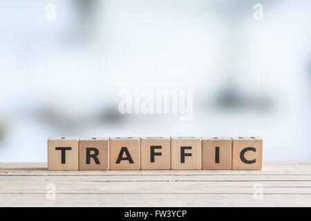 Segno di traffico realizzato in legno su un tavolo Foto Stock