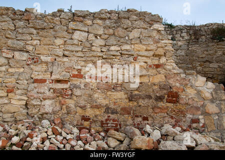 Il vecchio castello medievale le rovine in pietra calcarea in Polonia Foto Stock