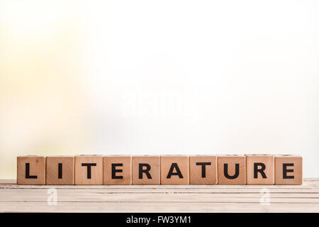 Segno di letteratura fatta di blocchi di legno su una tavola di scuola Foto Stock