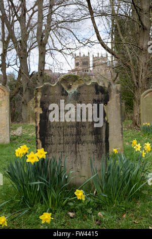 Una sezione del cimitero di San Osvaldo Chiesa, Durham, Inghilterra, con la Cattedrale di Durham nella distanza. Foto Stock