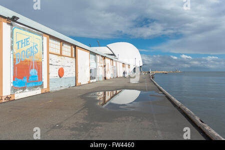 Banchina del porto di Fremantle con il marchio distintivo Museo Marittimo nel lontano, Fremantle, Australia occidentale Foto Stock