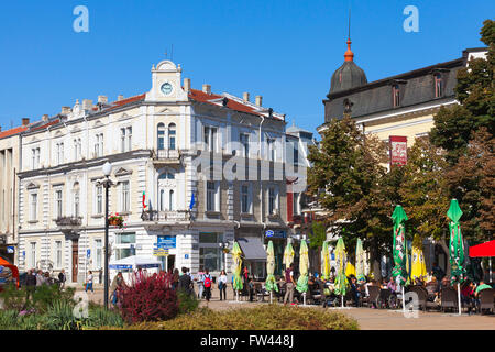 Ruse, Bulgaria - 29 Settembre 2014: Street view con i normali cittadini a piedi sulla piazza della città vicino Aleksandrovska street Foto Stock