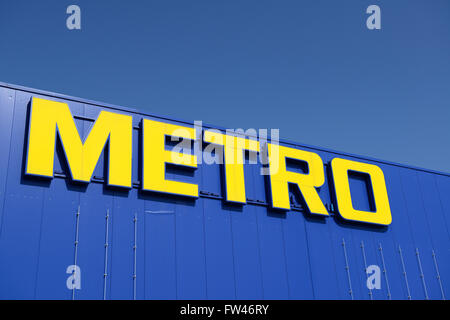 Schriftzug der Metro AG, Europas groesstem Einzelhandelskonzern, Berlino, Deutschland, Europa, oeffentlicherGrund Foto Stock