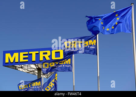 Schriftzug und Fahnen der Metro AG, Europas groesstem Einzelhandelskonzern, Berlino, Deutschland, Europa, oeffentlicherGrund Foto Stock