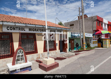 Il controllo dell'immigrazione Perù sul confine con la Bolivia Foto Stock