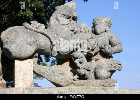 Scultura di Lion e di una signora nel tempio Hoysaleswara complessa, Halebidu, Hassan District, Karnataka, India Foto Stock