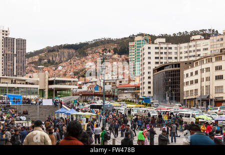 Scena di strada a La Paz, in Bolivia Foto Stock