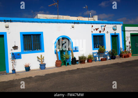 Architettura tradizionale incantevole casa dipinte di blu e bianco, Las Salinas del Carmen, Fuerteventura, Isole Canarie, Spagna Foto Stock