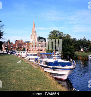 Vista del fiume Tamigi e le imbarcazioni da diporto con St Helens Chiesa verso la parte posteriore, Abingdon, Oxfordshire, Inghilterra, Regno Unito. Foto Stock