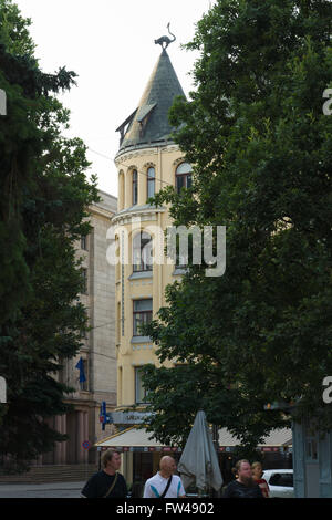 Riga, Lettonia - 05 agosto 2015: La casa si trova di fronte a piccoli e grandi corporazioni mercantili. Foto Stock