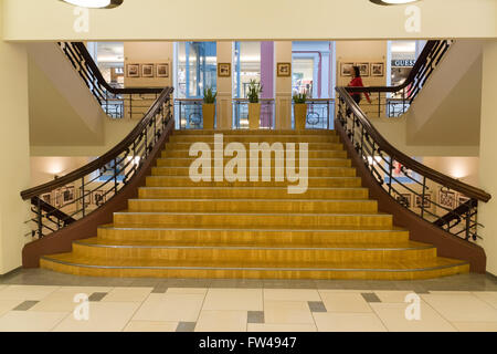 Riga, Lettonia - 05 agosto 2015: scale nel moderno centro commerciale. È stata preservata dall'era sovietica department store. Foto Stock