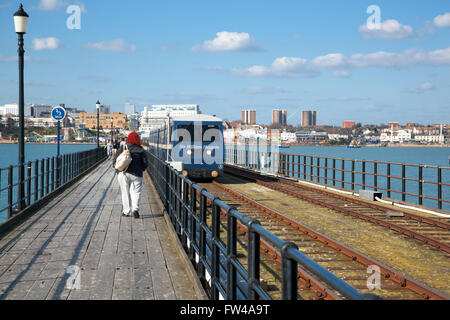 Southend Pier la passerella e il treno, Southend-on-Sea, Regno Unito Foto Stock