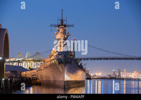 La nave da guerra USS Iowa nel porto di Los Angeles. Foto Stock