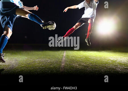 Due giocatori di calcio di calcio di un pallone da calcio Foto Stock