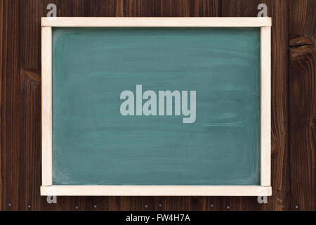 Close up di vintage chalkboard su una parete in legno sfondo Foto Stock