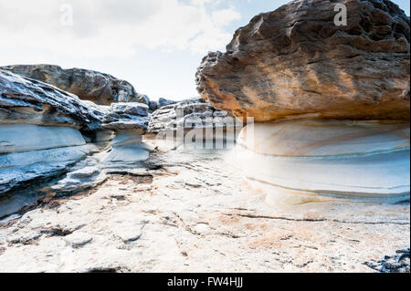 Formazioni rocciose erose dal vento e acqua lungo il Bondi a Coogee coastal scogliera a piedi a Sydney's sobborghi Orientali in Australia. Foto Stock