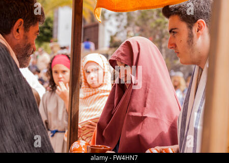 Alcune delle oltre 300 attori dilettanti che partecipano all'annuale Passion Play in Adeje, Tenerife, Isole Canarie, Spagna. Rappresentanouna Foto Stock