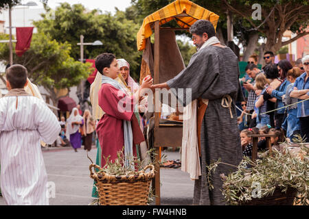 Alcune delle oltre 300 attori dilettanti che partecipano all'annuale Passion Play in Adeje, Tenerife, Isole Canarie, Spagna. Rappresentanouna Foto Stock