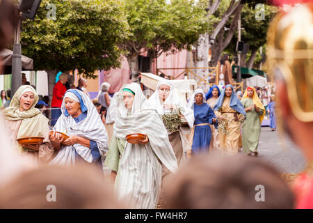 Alcune delle oltre 300 attori dilettanti che partecipano all'annuale Passion Play in Adeje, Tenerife, Isole Canarie, Spagna. Rappresentanouna Foto Stock