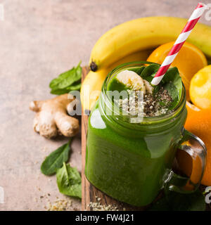 Un sano frullato verde con spinaci nel vasetto di vetro Foto Stock