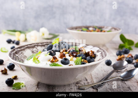 Quark con mirtilli, pistacchi e menta Foto Stock