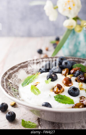 Quark con mirtilli, pistacchi e menta Foto Stock