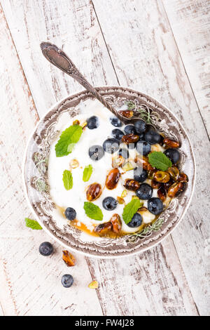 Quark con mirtilli, pistacchi e menta Foto Stock