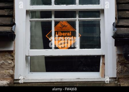 STAMFORD, LINCOLNSHIRE, Regno Unito - 24 maggio 2014 i liberali democratici "Vincere qui". Un messaggio per la campagna per le elezioni generali britanniche Foto Stock