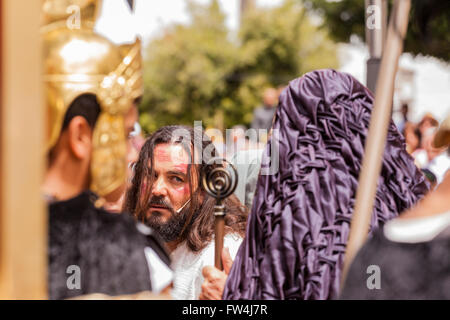 Attore la riproduzione di Gesù Cristo con i soldati romani durante la Passion Play, Adeje, Tenerife, Isole Canarie, Spagna. Representacion d Foto Stock