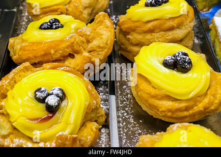 Tradizionale pasticceria napoletana, è consumato principalmente nel giorno di San Giuseppe e le vacanze di Pasqua. Grigliate fritti o al forno. Foto Stock