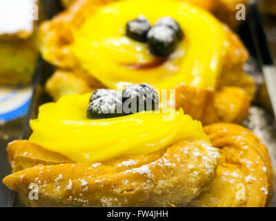 Tradizionale pasticceria napoletana, è consumato principalmente nel giorno di San Giuseppe e le vacanze di Pasqua. Grigliate fritti o al forno. Foto Stock