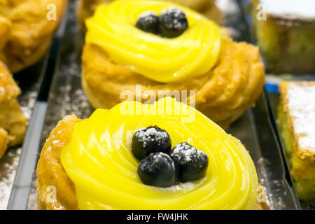 Tradizionale pasticceria napoletana, è consumato principalmente nel giorno di San Giuseppe e le vacanze di Pasqua. Grigliate fritti o al forno. Foto Stock