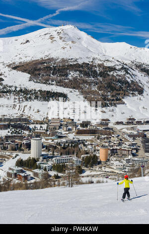 Vista sulla innevate per piste di Sestriere in Via Lattea ski resort in Piemonte. Foto Stock