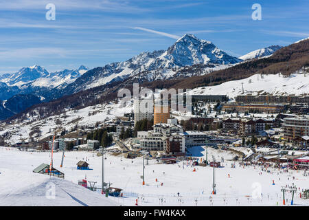 Sestriere, moderno villaggio, situato nella Via Lattea ski resort in Piemonte. Foto Stock