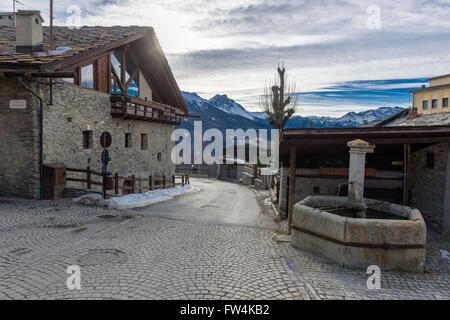 Le case in pietra del borgo di Sauze d'Oulx in Piemonte Foto Stock
