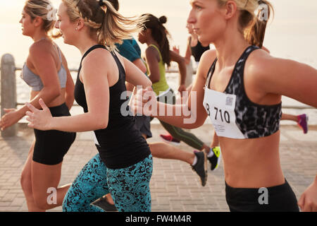 Gruppo di atleti in volata all'esterno. Un gruppo di giovani adulti in esecuzione in una gara. Foto Stock