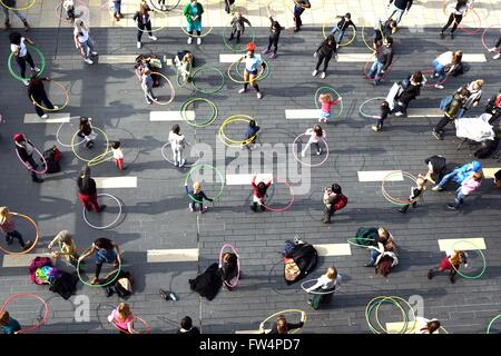Pic mostra: Southbank oggi le donne del mondo Festival 'Hula Schola' messa hula hoop lezioni sulla terrazza per le donne e ma Foto Stock