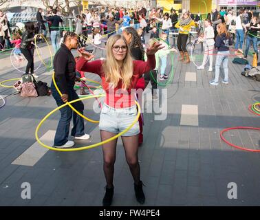 Hula hoop lezione gruppo di massa divertente Ragazza donna Foto Stock